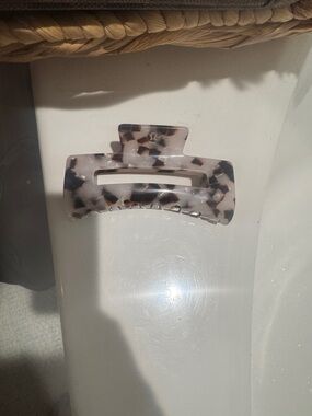 lululemon athletica Tortoiseshell Hair Claw in Cream and Brown